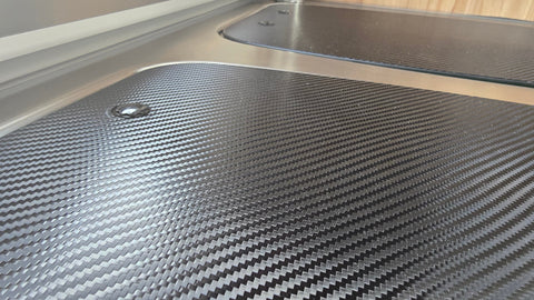 Dekorfolie Carbon für Glasabdeckung der Küche bei Hymer ML-T Exsis Modern Comfort WOLFWAX